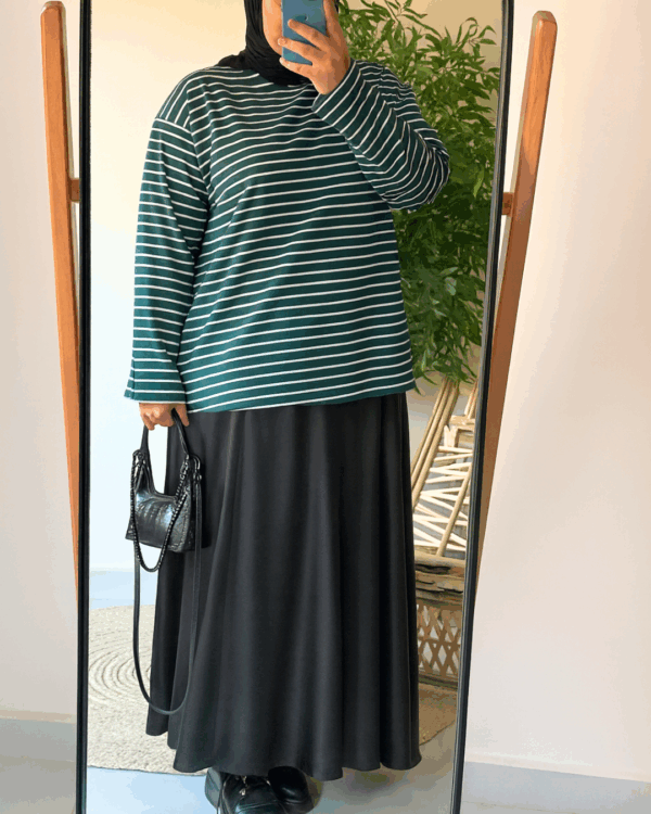 Nilly Satin Skirt (Curvy) – Black